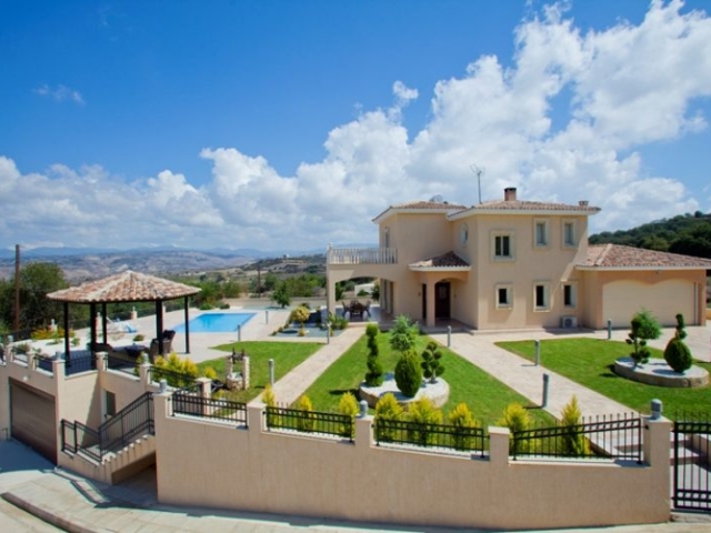 4 bedrooms House Detached House in Stroumpi, Paphos