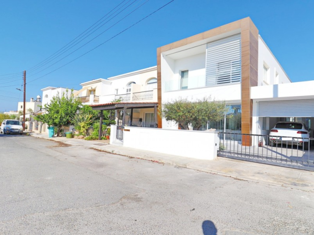 4 bedrooms House Semi Detached House in Paphos City Centre, Paphos